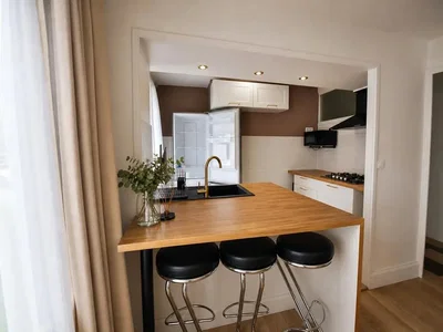 Cuisine; électroménager, parquet, lumière naturelle, style moderne