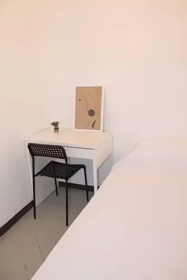 Chambre; lumière naturelle, nécessite rénovation