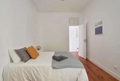 Schlafzimmer; holzboden, tageslicht