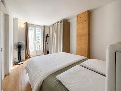 Chambre; parquet, lumière naturelle