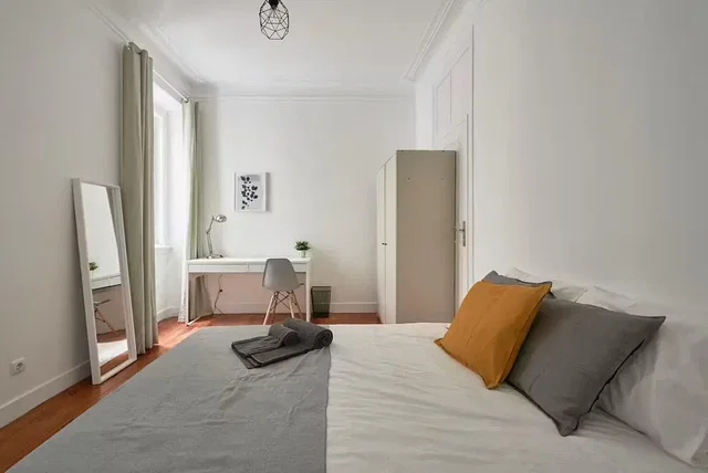 Quarto; luz natural, chão de madeira