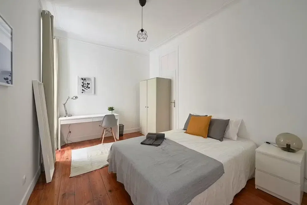 Schlafzimmer; tageslicht, holzboden