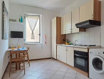 Cuisine; électroménager, carrelage, lumière naturelle
