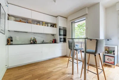 Cuisine; électroménager, parquet, lumière naturelle
