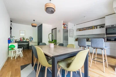 Cuisine; électroménager, parquet, lumière naturelle