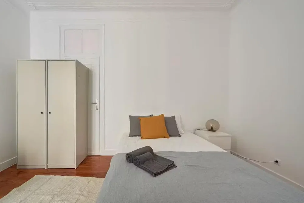 Schlafzimmer; tageslicht, holzboden