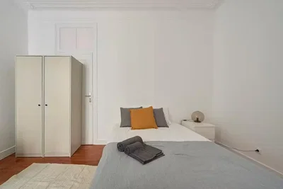 Schlafzimmer; tageslicht, holzboden