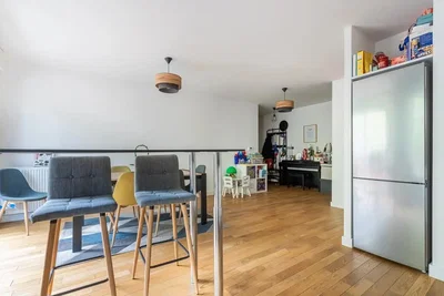 Cuisine; électroménager, parquet, lumière naturelle