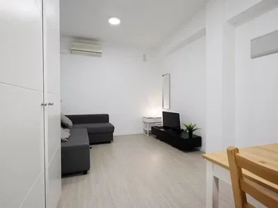 Σαλόνι; φυσικό φως, πλακάκια