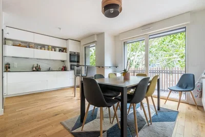 Cuisine; électroménager, parquet, lumière naturelle
