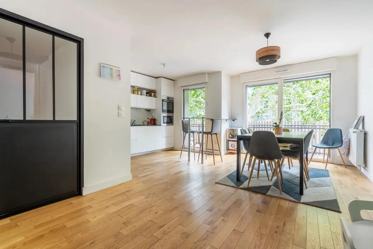 Salon; parquet, lumière naturelle, style moderne