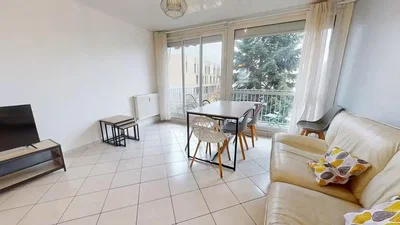 Salon; carrelage, lumière naturelle, vue