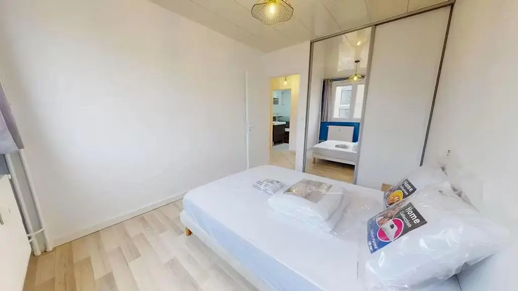 Chambre; parquet, lumière naturelle