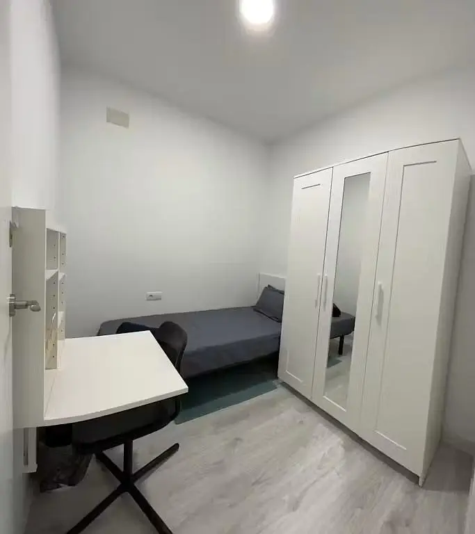 Υπνοδωμάτιο; ξύλινο πάτωμα, φυσικό φως
