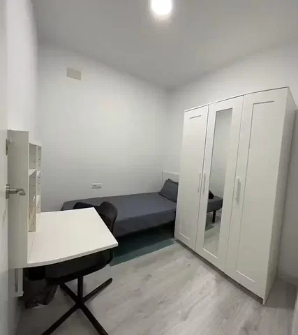 Υπνοδωμάτιο; ξύλινο πάτωμα, φυσικό φως