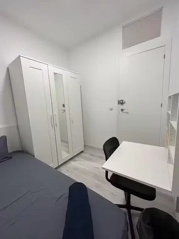 Υπνοδωμάτιο; ξύλινο πάτωμα, φυσικό φως