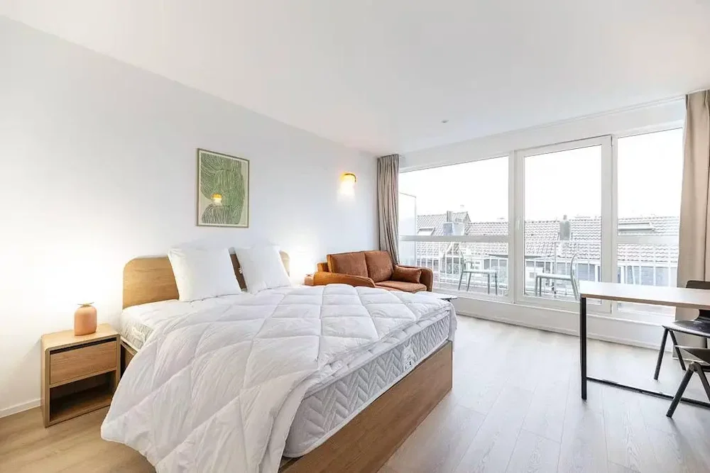 Camera da letto; luce naturale, pavimento in legno