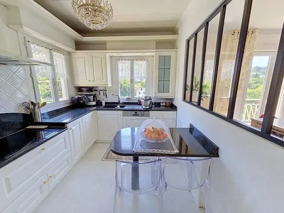 Cocina; electrodomésticos, luz natural, vista