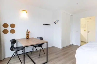 Camera da letto; luce naturale, pavimento in legno, stile moderno