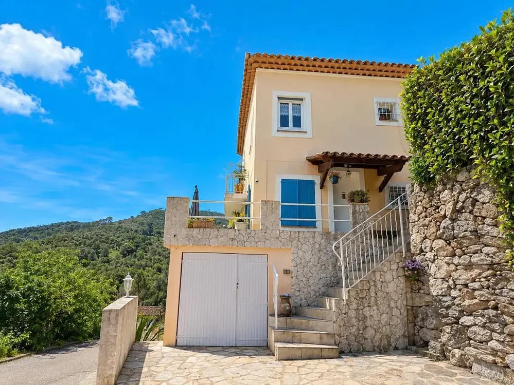 Casa y alrededores