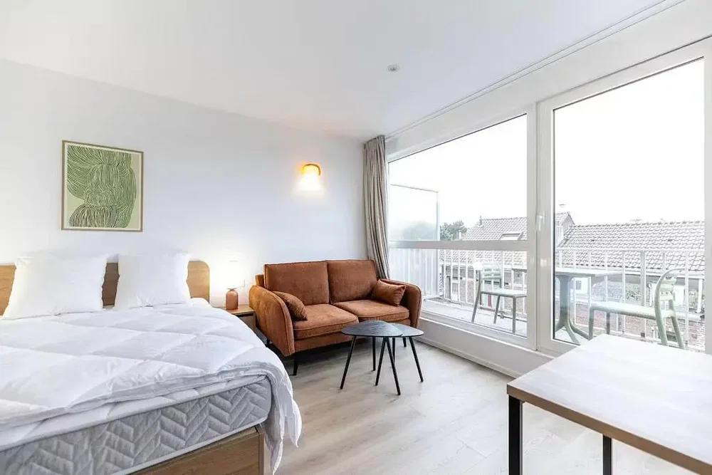 Camera da letto; luce naturale, pavimento in legno