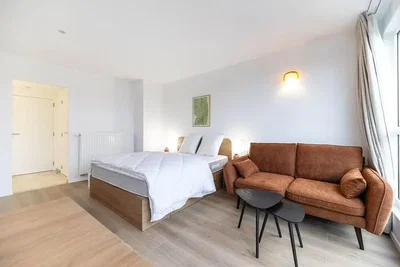 Camera da letto; pavimento in legno, luce naturale, stile moderno