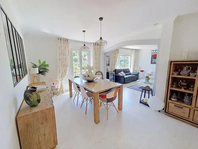 Salón; luz natural, estilo moderno, suelo de madera
