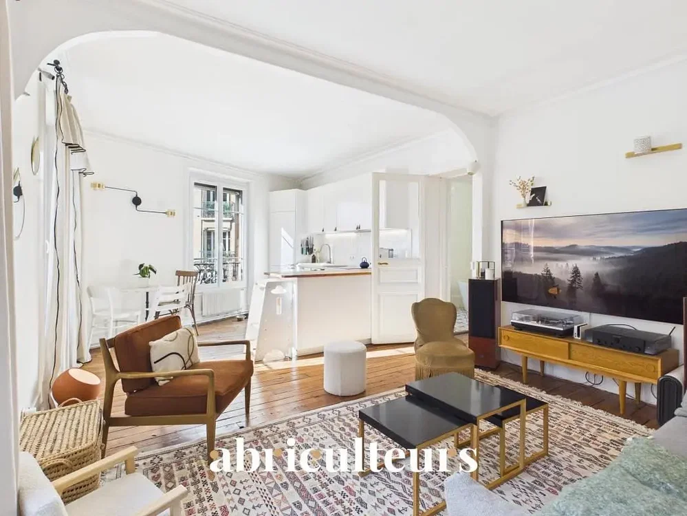 Living room; natural light, wood floor, modern style