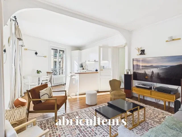 Living room; natural light, wood floor, modern style