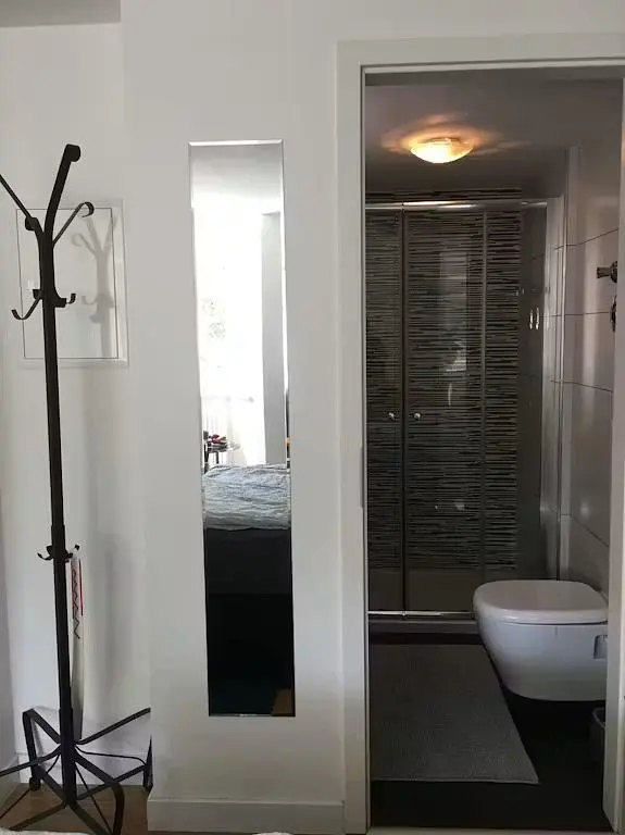Toalet; pločice, prirodno svjetlo