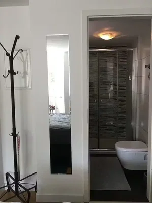 Toalet; pločice, prirodno svjetlo