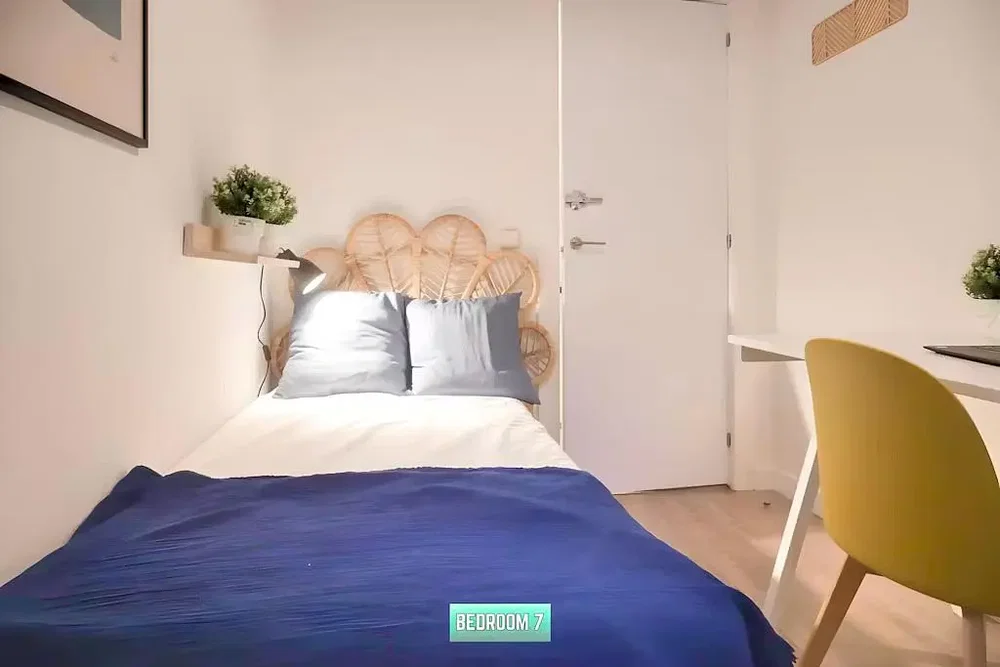 Chambre; lumière naturelle, style moderne, parquet