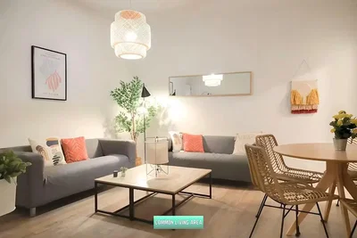 Salon; style moderne, parquet, lumière naturelle
