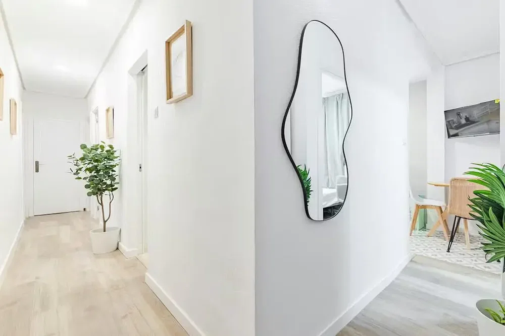 Salon; parquet, lumière naturelle, style moderne