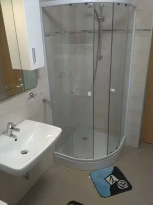Banyo; fayans zemin, doğal ışık