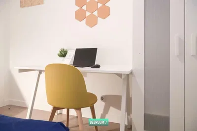 Chambre; lumière naturelle, parquet