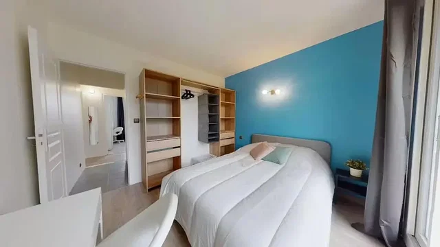 Chambre; lumière naturelle, poutres en bois