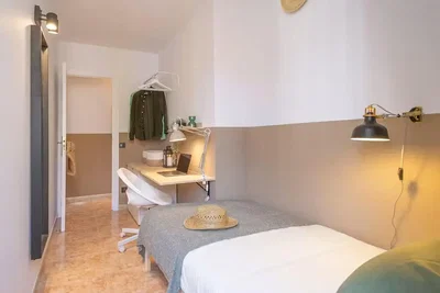 Chambre; carrelage, lumière naturelle