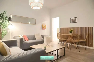 Salon; style moderne, parquet, lumière naturelle, rénové