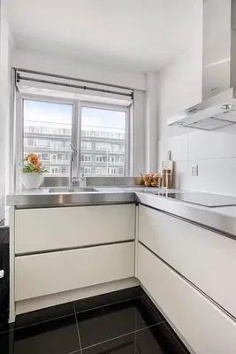 Cozinha; eletrodomésticos, chão de azulejo, luz natural, estilo moderno