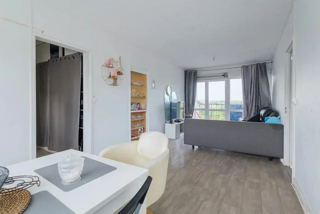 Living room; natural light, tile floor