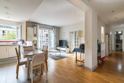 Salon; lumière naturelle, parquet