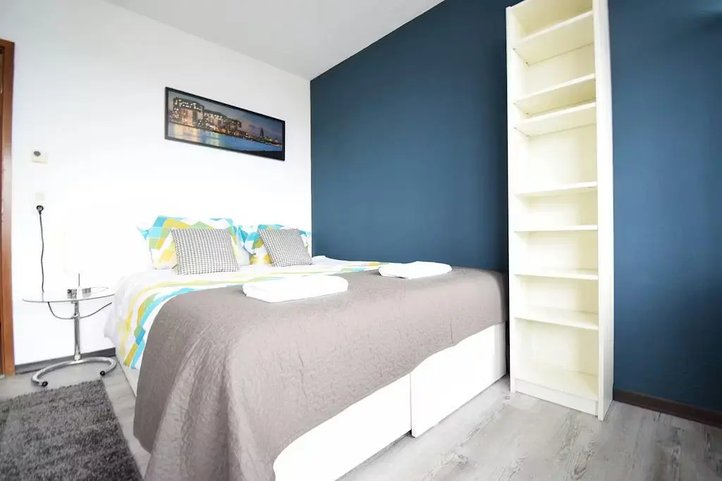 Camera da letto; luce naturale, pavimento in legno