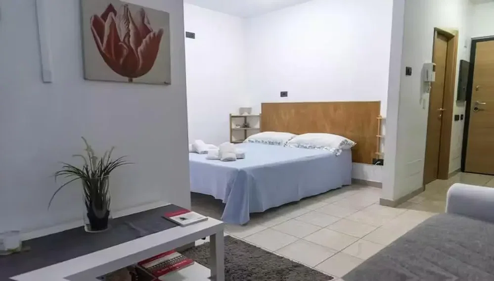غرفة نوم; ضوء طبيعي, أرضية من البلاط