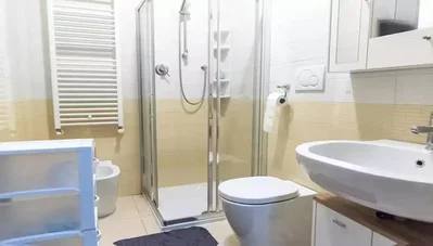مرحاض; أرضية من البلاط, مجدد, ضوء طبيعي