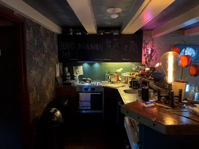 Cozinha; vigas de madeira, interior escuro, estilo rústico, precisa de renovação