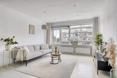 Sala de estar; luz natural, estilo moderno, chão de madeira
