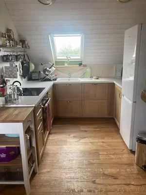 Küche; küchengeräte, holzboden, tageslicht