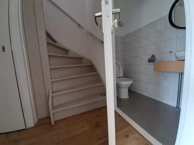 Toaleta; podłoga z płytek, światło dzienne