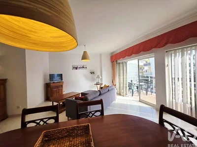 Salon; lumière naturelle, parquet
